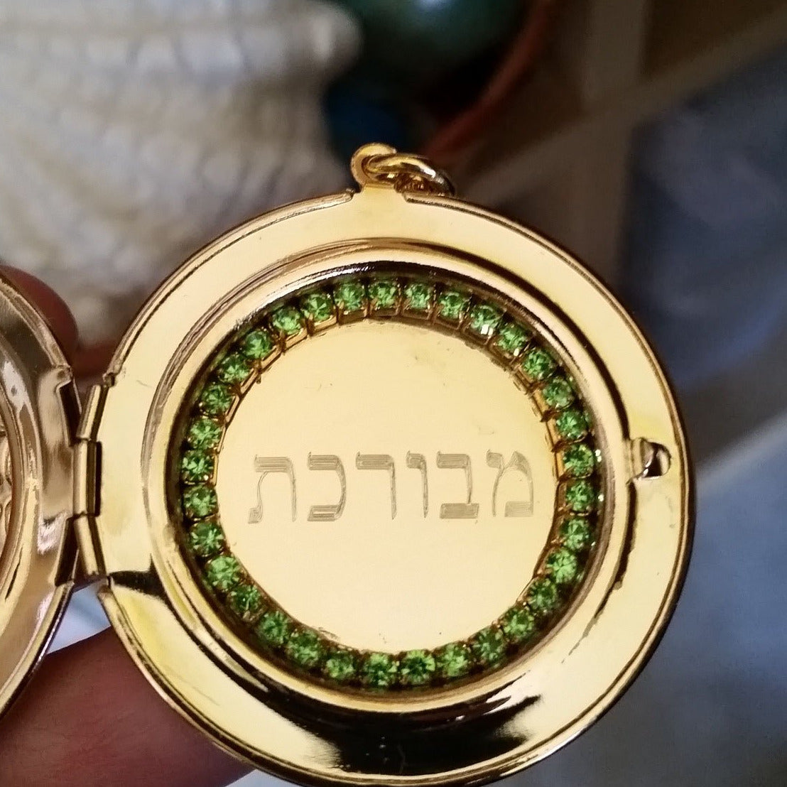 תליון ענק נפתח