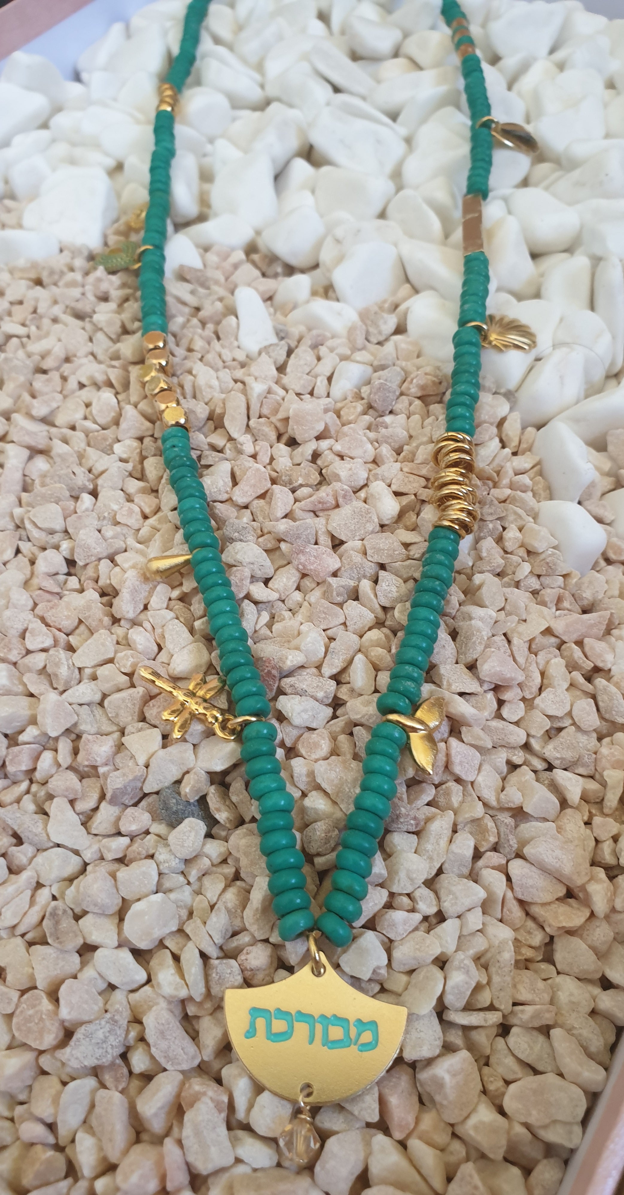 שרשרת "מבורכת" עם אבני חן