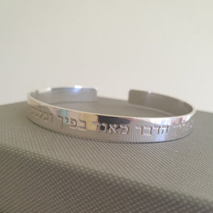 צמיד בציפוי זהב/כסף קשיח צר עם חריטה לגבר