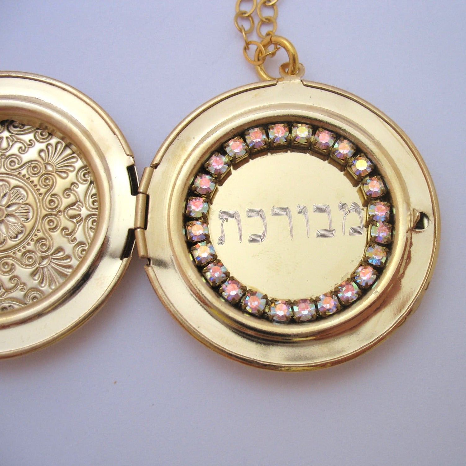 תליון ענק נפתח
