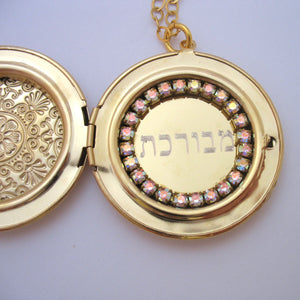 תליון ענק נפתח