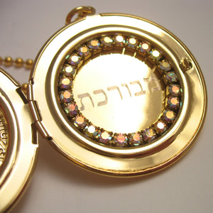 תליון ענק נפתח